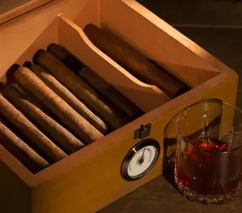 Aufnahme einer Zigarrenkiste und eines Glases Whisky