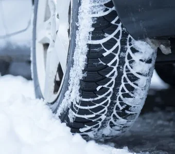 Nahaufnahme von einem Reifen im Schnee