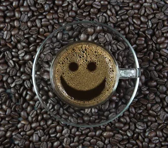 Tasse Kaffee mit lächelndem Gesicht in der Crema