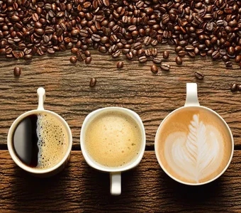 Verschiedene Varianten von gebrühtem Kaffee und Kaffeebohnen