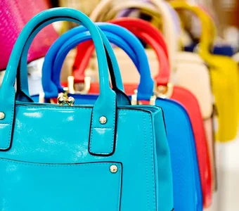 Kelly-Taschen-Modelle hintereinander aufgereiht und in verschiedenen Farben