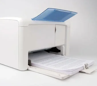Klassischer Laserdrucker in weiß