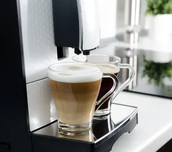 Ein Vollautomat stellt zwei verschiedene Kaffeesorten bereit