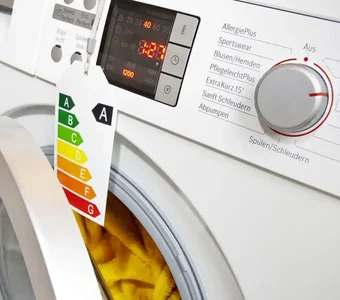 Waschmaschine mit Etikett, auf dem Energieeffizienzklassen aufgedruckt sind