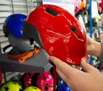 Nahaufnahme eines roten Fahrradhelmes für Kinder in einem Geschäft