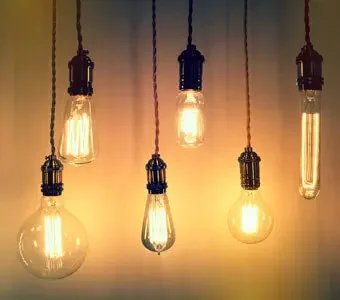 Sechs unterschiedlich geformte Glühlampen im Industrial-Design
