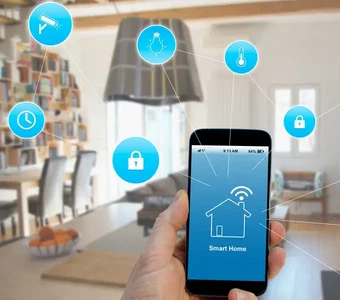 Smartphone, auf dem eine Smart Home App geöffnet und grafisches Dargestelltes Netzwerk von Geräten