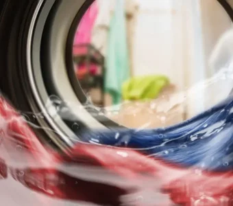 Blick in die Waschmaschinentrommel während eines Waschgangs