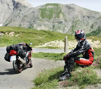 Ein Mann ist mit seinem Motorrad in den Bergen