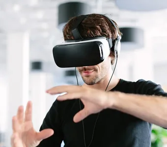 Junger Mann steuert seine VR-Inhalte mit eigenen Händen