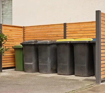 Dreiseitiger Verschlag für Mülltonnen aus Holz