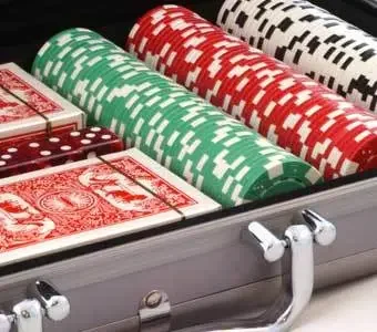Nahaufnahme eines Pokerkoffers mit Chips und Karten