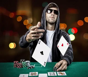 Pokerspieler wirft sein Blatt offen in die Mitte nachdem er gewonnen hat