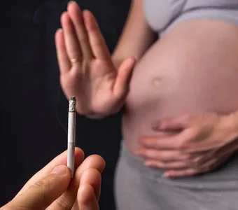 Schwangere lehnt Zigarette ab