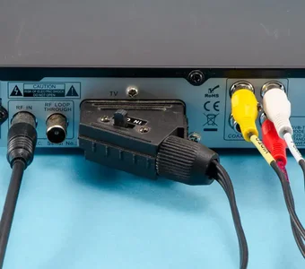 Verschiedene Anschlüsse und Kabel eines TV Receivers werden im Detail gezeigt