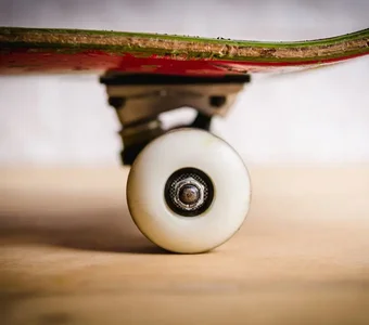 Seitliche Ansicht der Rolle eines Skateboards