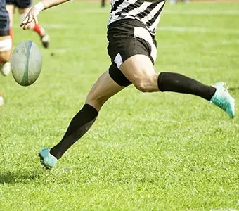 Aufnahme eines Rugbyspielers beim Kick