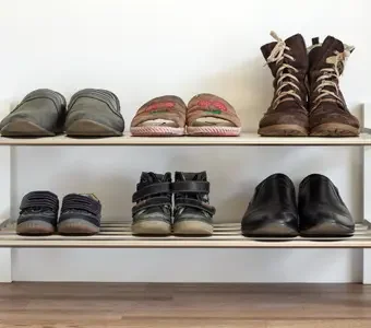 Aufnahme von Schuhen auf einer Schuhbank.