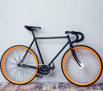 Single-Speed-Fahrrad mit orangen Felgen