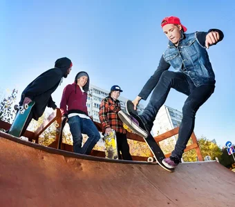 Jugendliche beim Skaten