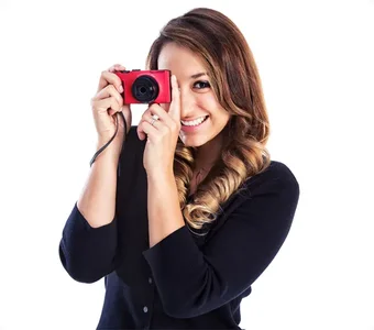 Frau fotografiert mit einer Kompaktkamera