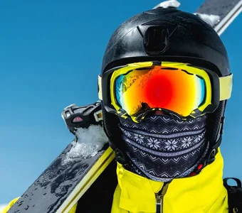 Skifahrer mit Sturmhaube unter dem Helm