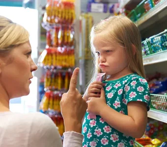 Mutter streitet mit ihrer Tochter wegen Süßigkeiten