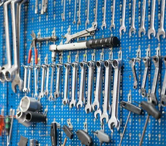Werkzeug systematisch an einer Wand angeordnet