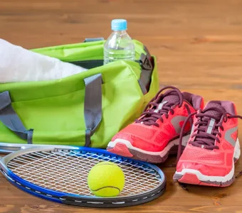 Sporttasche, Schläger, Schuhe und Ball