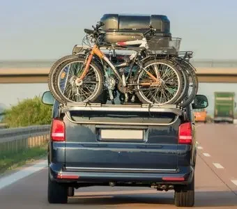 Zwei Fahrräder sicher mit einem Kupplungsträger transportieren