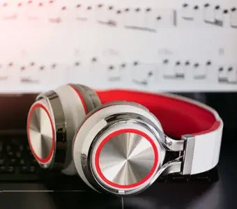 Moderne Over-Ear-Kopfhörer in silber und rot