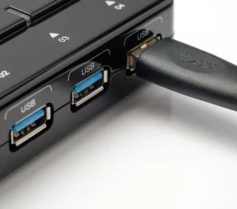 Schwarzer USB-Hub in der Nahansciht