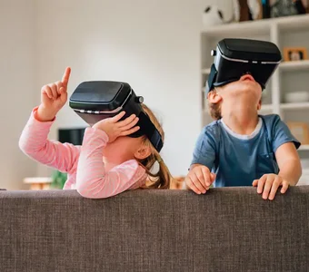 Zwei Kinder entdecken die Sterne im Weltall mit VR