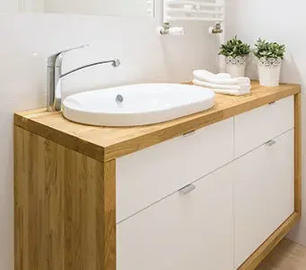 Aufnahme eines modernen Waschbeckenunterschrankes aus Holz.