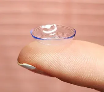 Aufnahme einer Kontaktlinse auf einem Finger