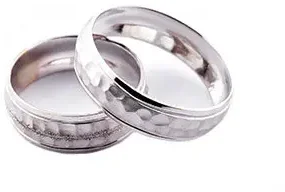 Abbildung von zwei weißgoldenen Ringen