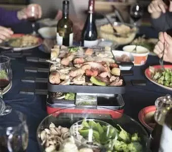 Aufnahme eines gedeckten Tischen mit einem Raclette-Gerät
