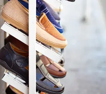 Aufnahme von Schuhen in einem Schuhregal.