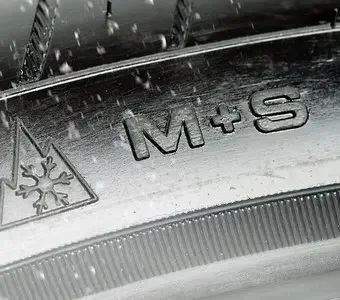 Winterreifen mit alpinem Symbol und M S Kennzeichen