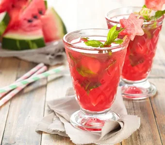 Wodka und Wassermelone schmeckt besonders fruchtig