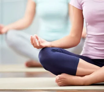 Zwei Frauen üben Yoga auf Sportmatten aus
