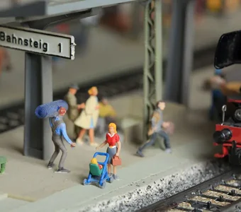 Miniaturbahnsteig mit Figuren und Modelllokomotive