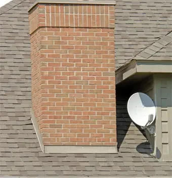 Aufnahme einer Satellitenschüssel, welche auf einem Dach montiert ist.