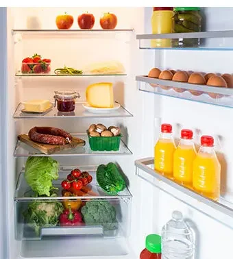 Aufnahme eines geöffneten und gefüllten Kühlschrankes