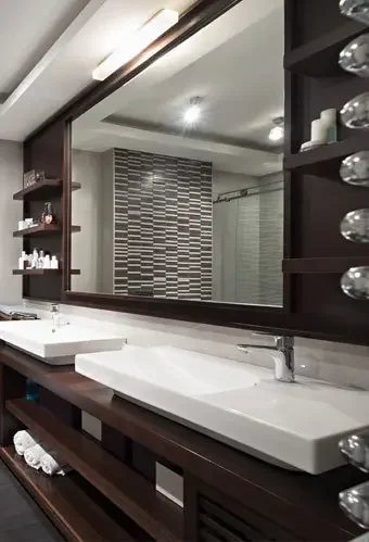 Aufnahm eines modernen Bades mit einem großen Spiegelschrank.