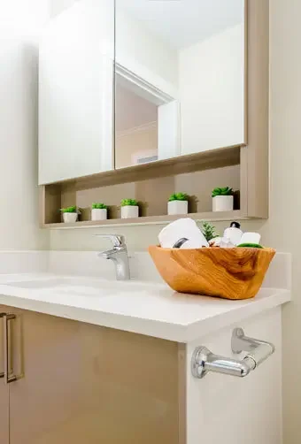 Helles Bad mit modernem Waschbecken und praktischem Spiegelschrank