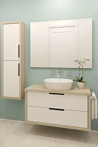 Aufnahme einer modernen Badezimmergarnitur mit Hängeschränken und einem Spiegel.