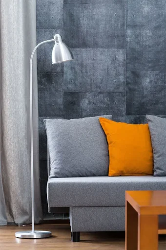 Moderne Dekoration eines Wohnzimmers in grau/orange mit der passende Lese- und Stehlampe
