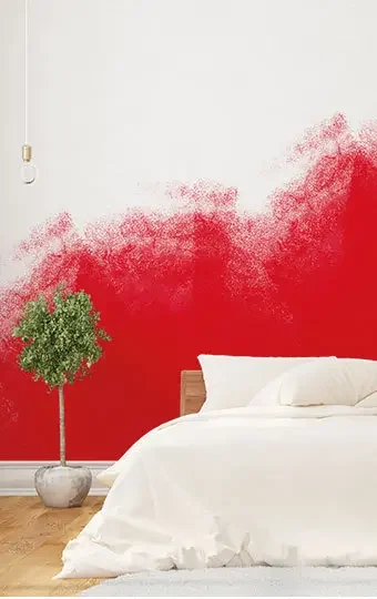 Aufnahme eines Schlafzimmer mit einer zur Hälfte roten Wand.