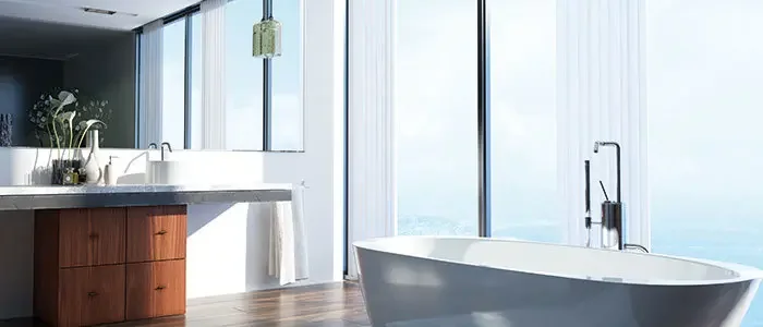 Aufnahme eines Badezimmers mit Panoramablick und großem Spiegel.